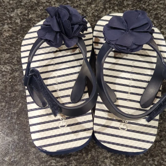 GAP toddler sandals, Navy/white, size 5/6 - Picture 2 of 4